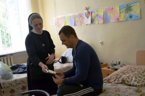 Сестра монахиня, протягом місяця відвідувала військовослужбовців та поренних.(ФОТО)